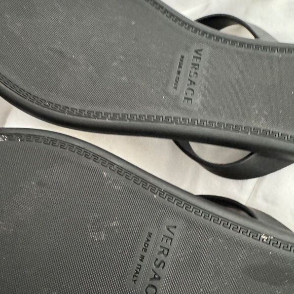 Versace, black sandals, with gold detail. SZ 7. - Picture 5 of 5